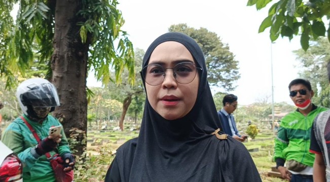 Ria Ricis ikut dalam pemakaman Affan Kurniawan di TPU Karet Bivak, Jumat (29/8/2025). [FTNews]